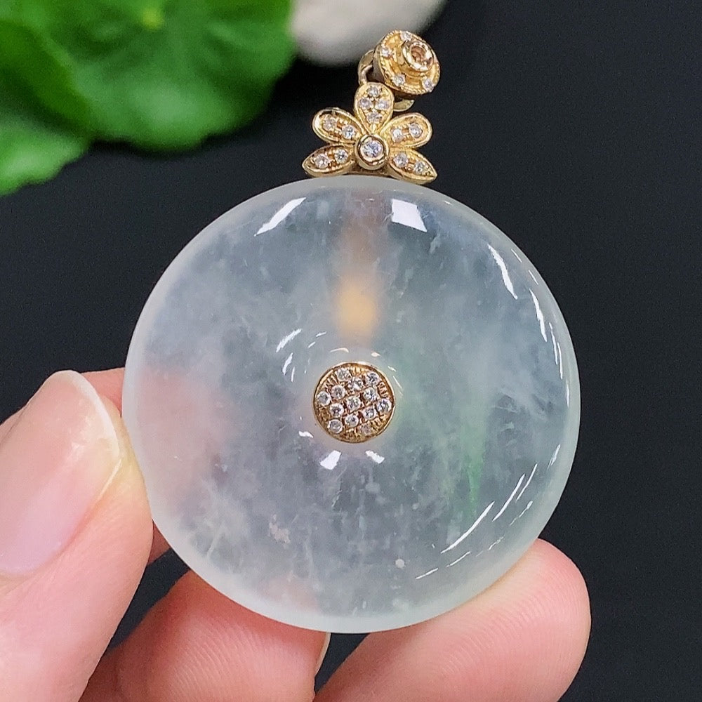 Jadeite peace button with 18K gold clasp, set with diamonds, crafted by HUILIU HQ, weighing approximately 15 grams.