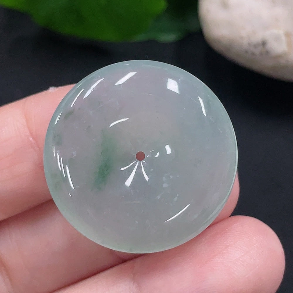 Huiliu HQ jadeite Peace Knot pendant, crafted from green jade, featuring a traditional knot design, certified by Huiliu.