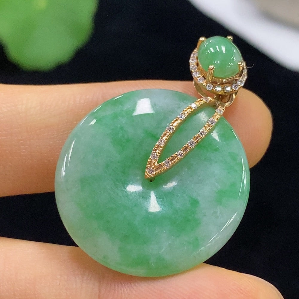 Huiliu HQ jadeite Peace Knot pendant featuring a smooth green jade, non-diamond design, certified by Huiliu.