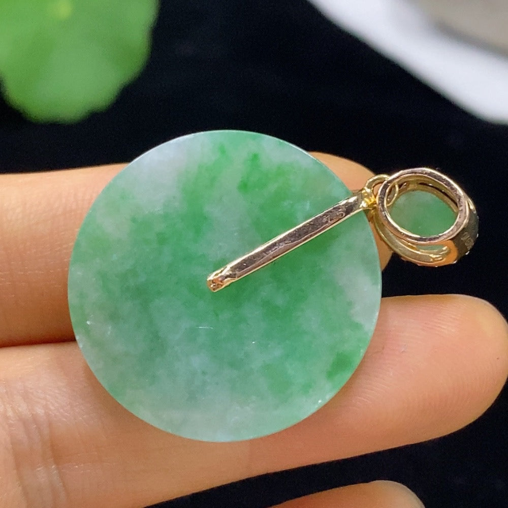 Huiliu HQ jadeite Peace Knot pendant in vibrant green jade, featuring a smooth, polished design with certified craftsmanship.