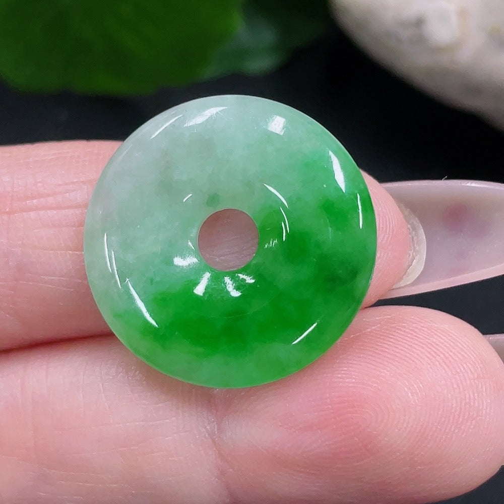 HUILIU HQ Jadeite Peace Knot pendant, handcrafted jade jewelry, approximately 3.5g, featuring a traditional peace knot design.