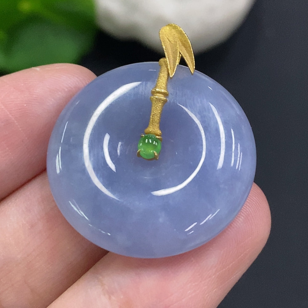 Jadeite Peace Knot Pendant with 18k gold setting, handcrafted jade jewelry by HUILIU HQ, weighs approximately 10.3g.
