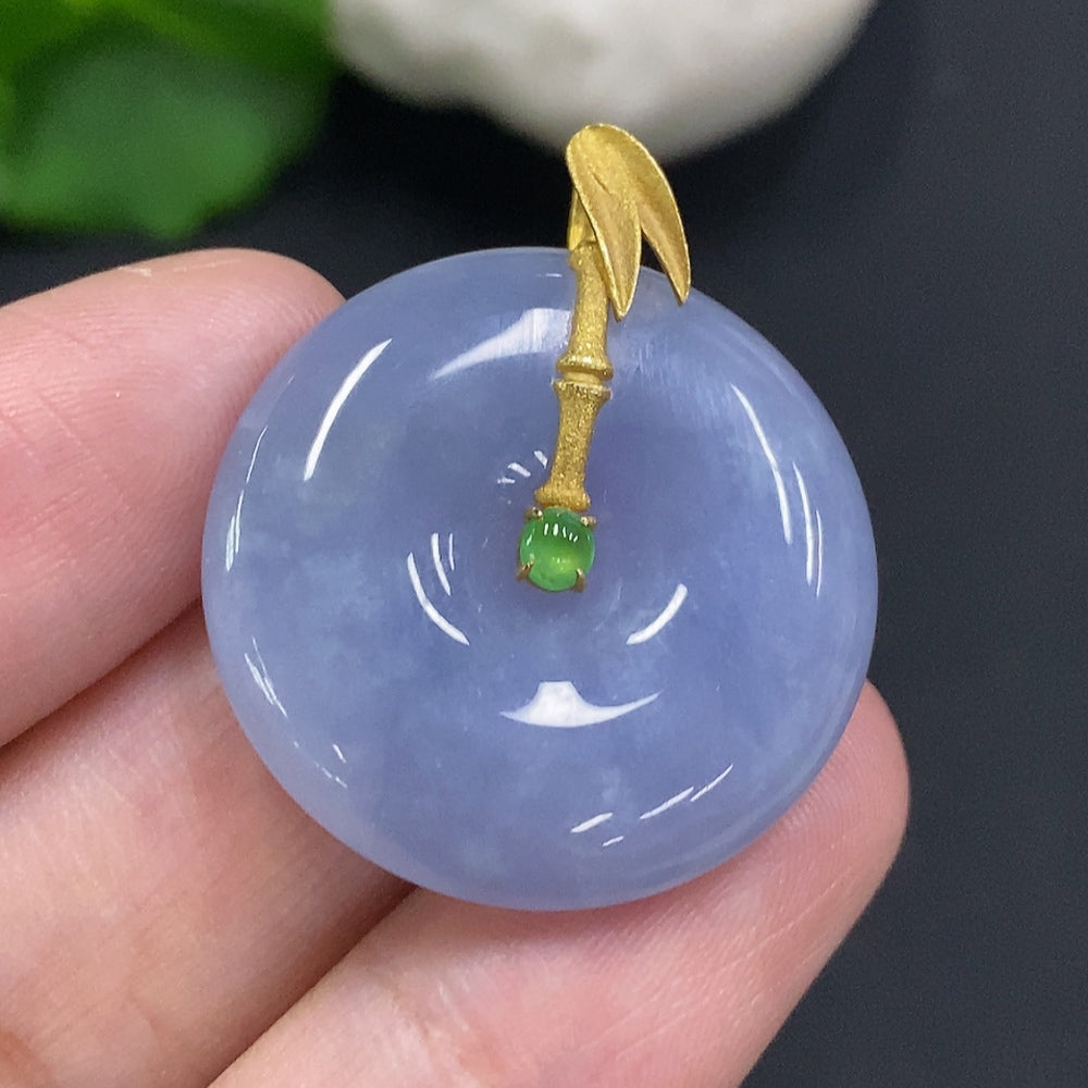 HUILIU HQ jadeite peace knot pendant with 18k gold setting, showcasing a smooth jade pendant with intricate design and gold accents.