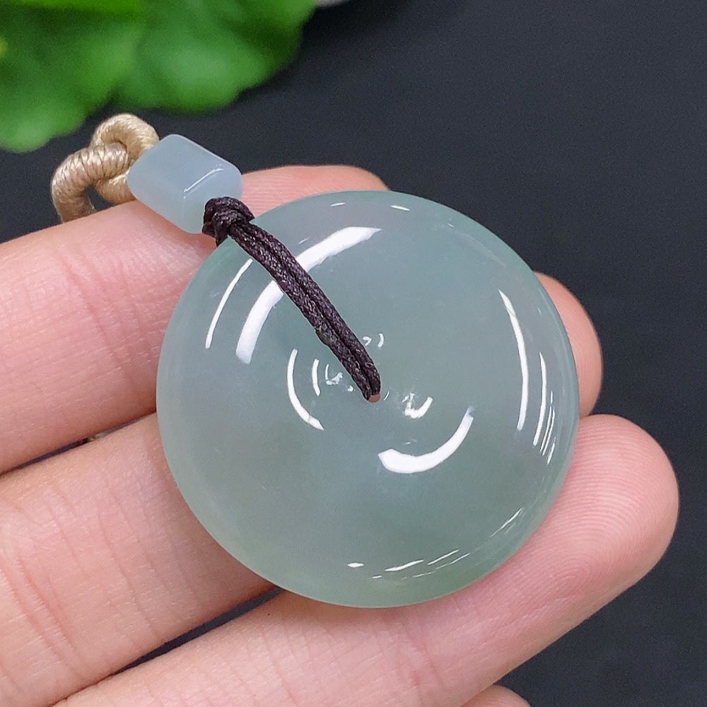 HUILIU HQ jadeite peace knot pendant with a total weight of approximately 14g, featuring a jadeite carving with rope.