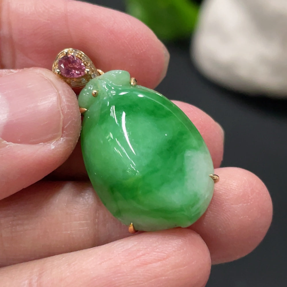 Jadeite peach-inlaid pendant with 18k gold chain and diamonds, crafted by HUILIU HQ, showcasing intricate jade and gold detailing.