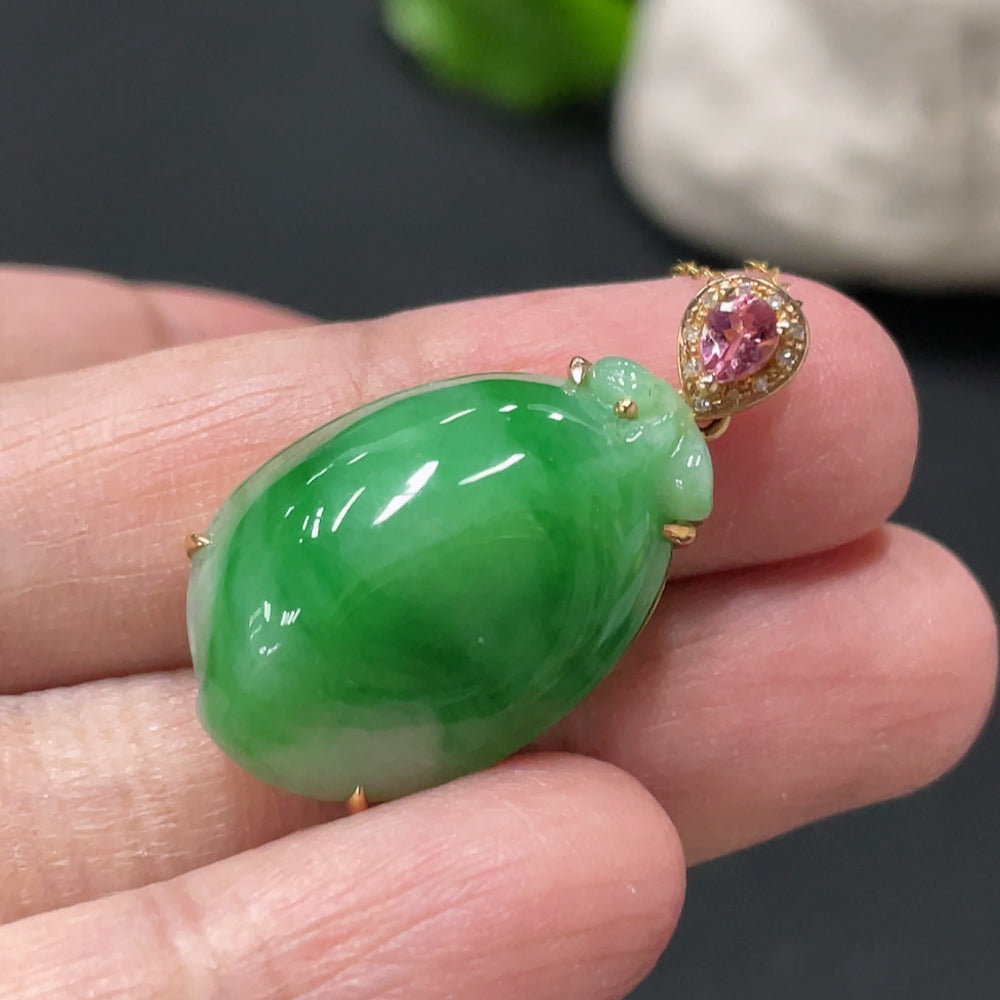 Jadeite peach-inlaid pendant with 18k gold chain, accented with diamonds, crafted by HUILIU HQ, weighs approx. 6.3g.