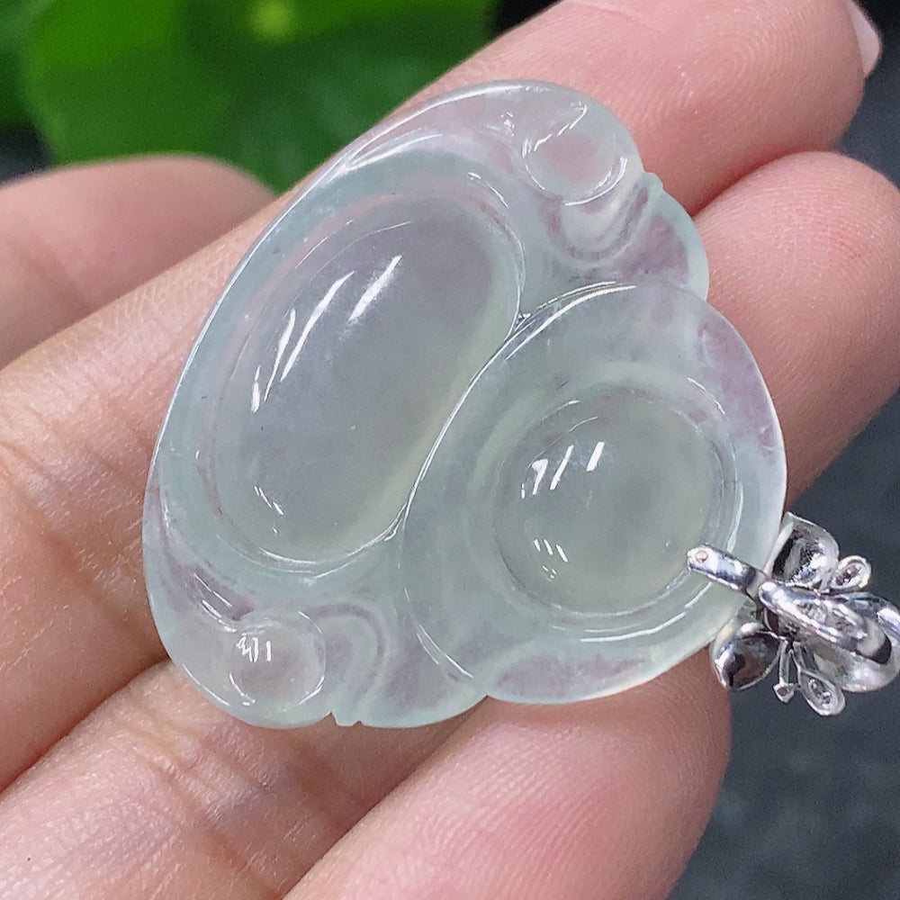 Jadeite Buddha pendant in 18k gold, weighing approx. 6.47g, featuring a detailed Buddha carved from green jade stone.