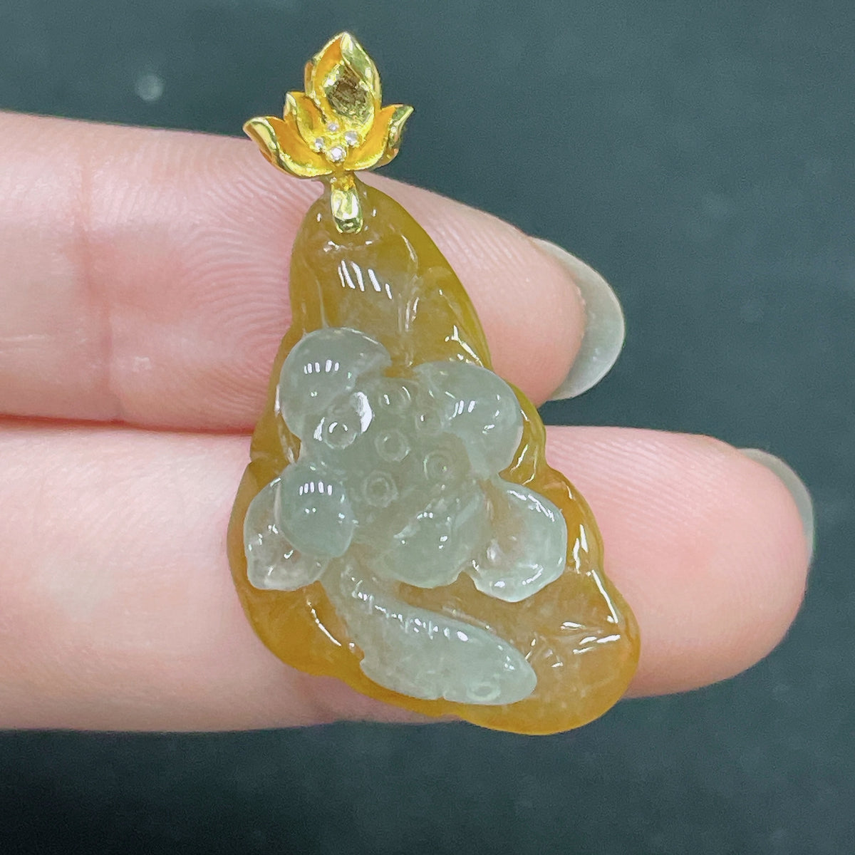 HUILIU HQ jadeite pendant with 18k bezel, undetermined color, weighs approx. 4.76g, showcasing a smooth, polished jade stone.