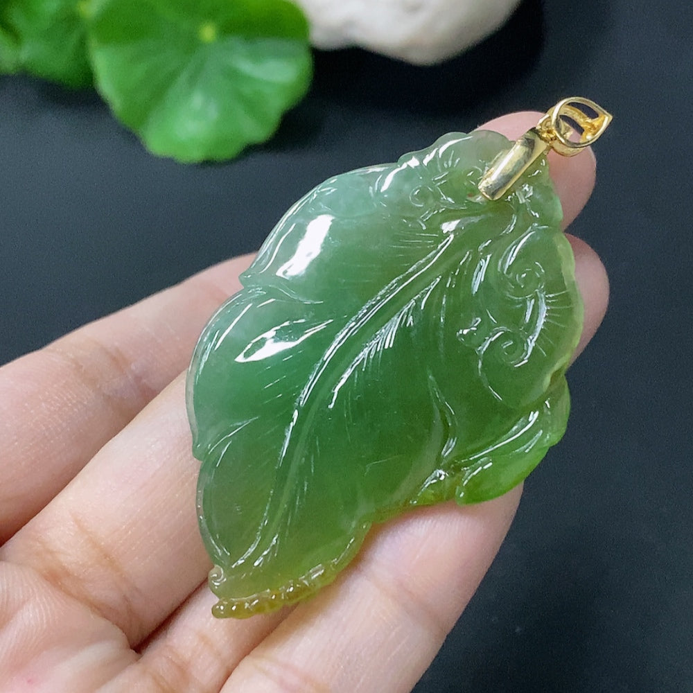 HUILIU HQ jadeite pendant shaped like a leaf, 18K gold, weighing approximately 14.35g, showcasing a smooth jade surface.
