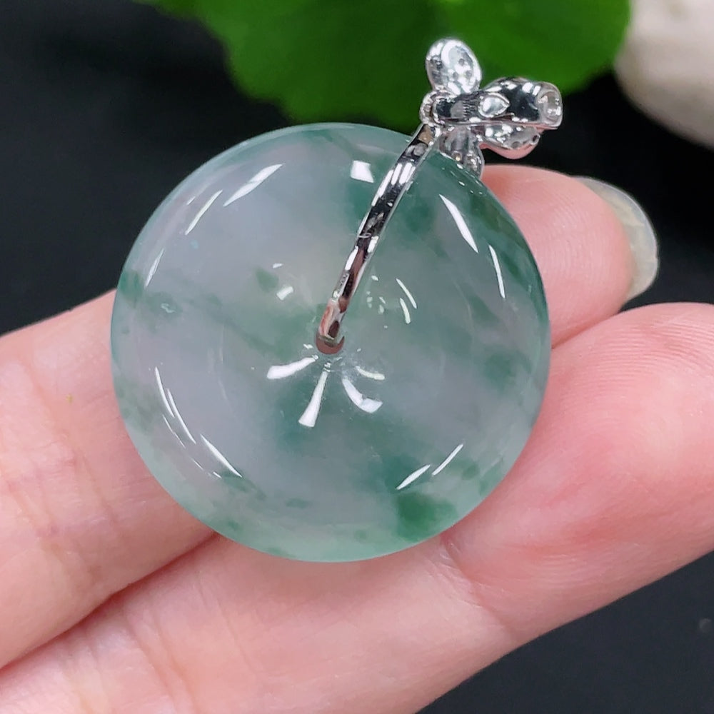 Jadeite pendant with peace buckle design by HUILIU HQ, 18k gold buckle head, weighing approximately 8.6g, non-diamond.