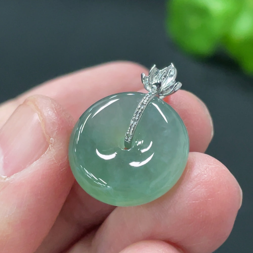 HUILIU HQ jadeite pendant with peace buckle design in 18k gold, non-diamond, weighs approximately 3.37 grams.