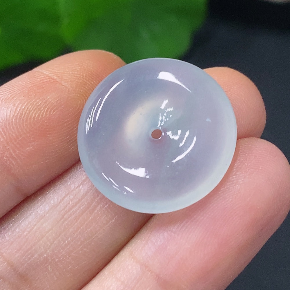 HUILIU HQ jadeite pendant featuring a peace buckle design, weighing approximately 3.65g, showcasing smooth, polished green jade.