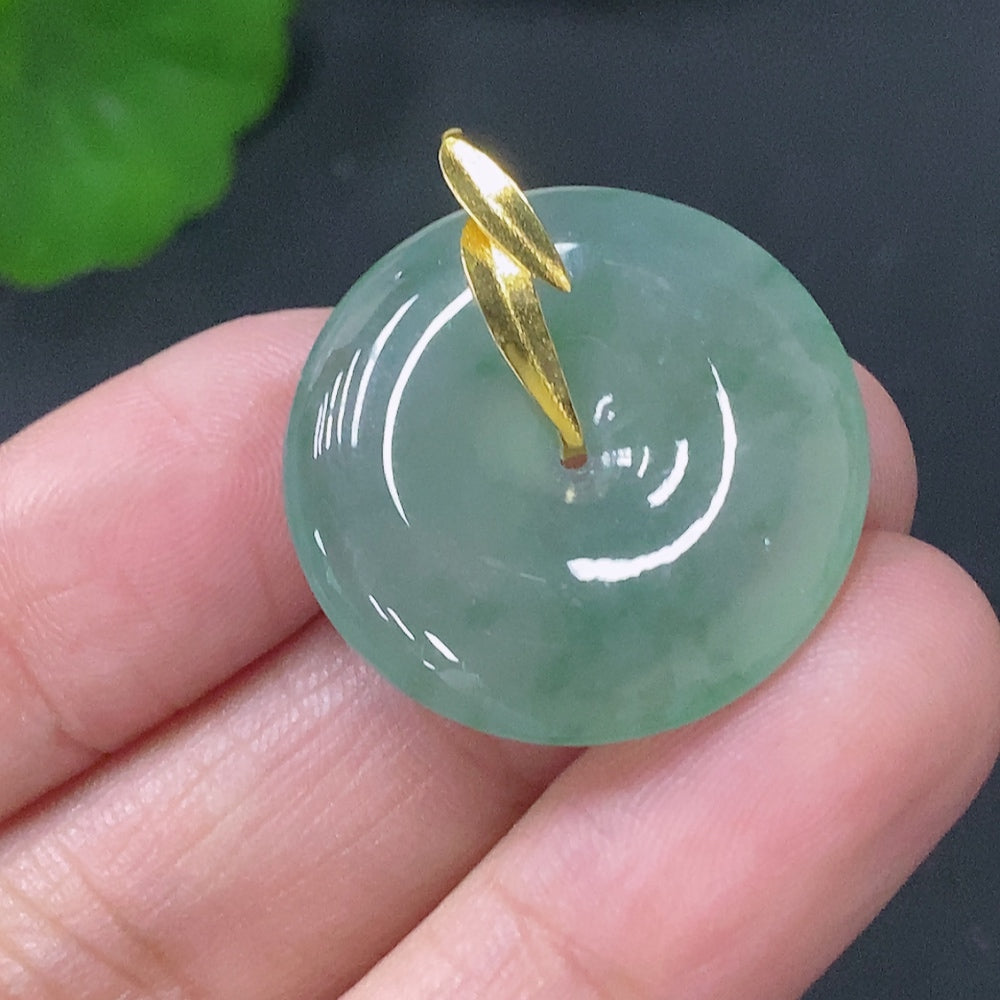 Huiliu Jadeite Peace Knot Pendant in 18K gold, featuring a delicate jadeite knot design, certified by Huiliu.