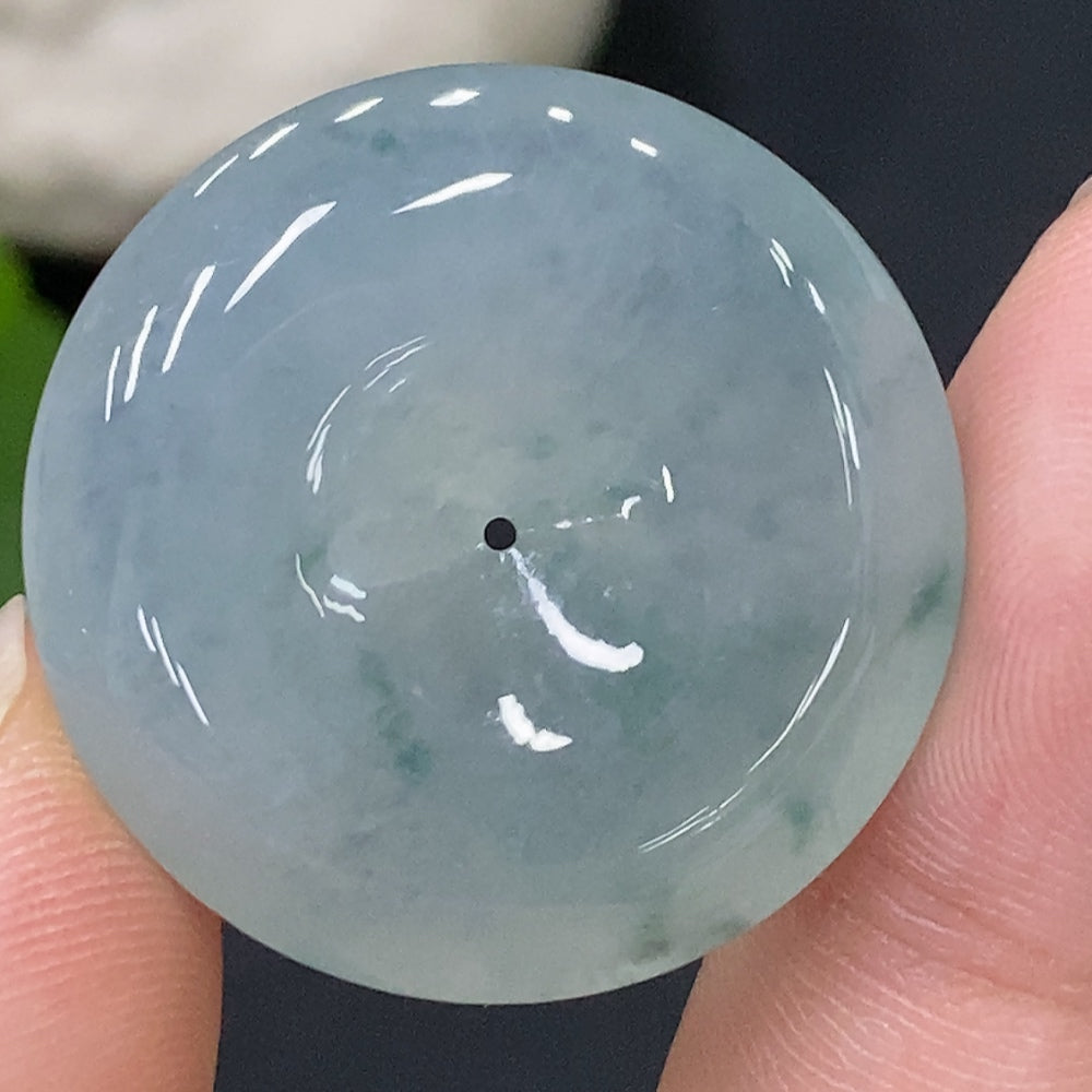 HUILIU HQ jadeite pendant featuring a peace knot design, approximately 10.25g, showcasing smooth green jade craftsmanship.