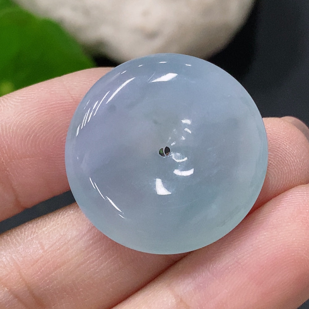 HUILIU HQ jadeite pendant featuring a peace knot design, approximately 6.43g, showcasing smooth, polished green jade charm.