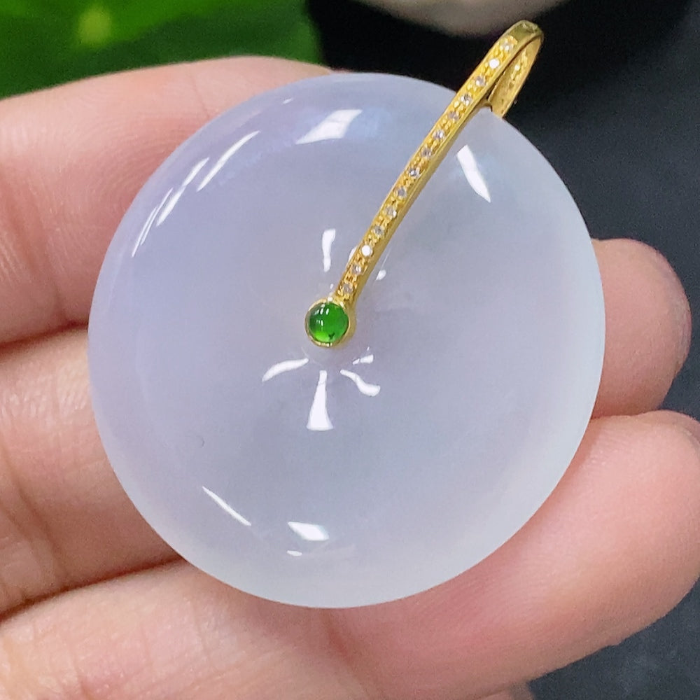 Jadeite pendant with peace knot design, 18k gold accents, diamond details, from HUILIU HQ, weighing about 9.98g.