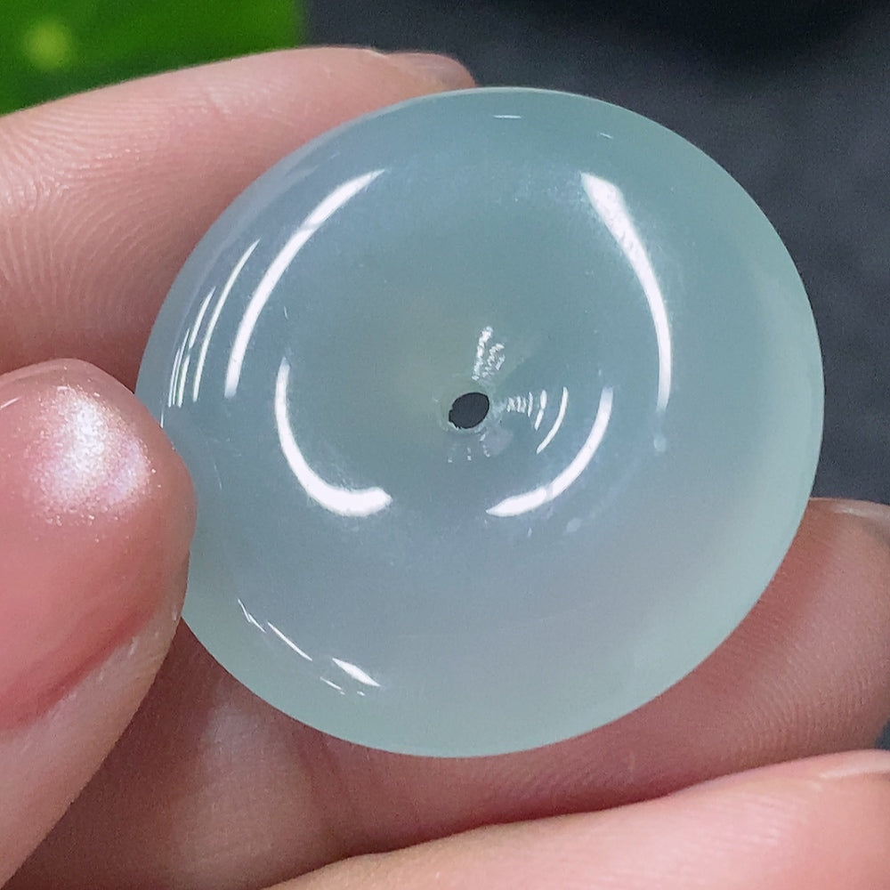 Huiliu HQ jadeite peace ring pendant featuring a polished jadeite stone on a delicate gold chain, certified by Huiliu HQ.