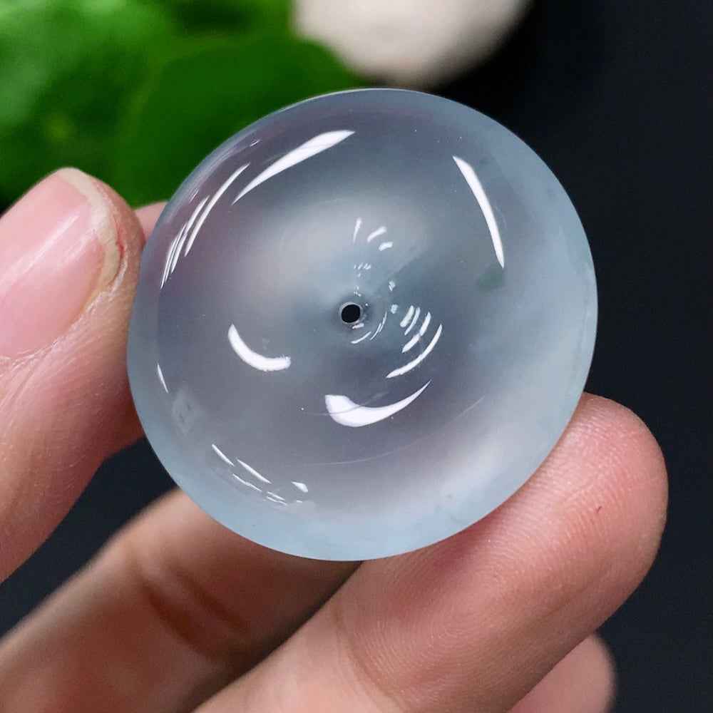 HUILIU HQ jadeite pendant featuring a peace ring, crafted from smooth green jade, weighing 9.422 grams.