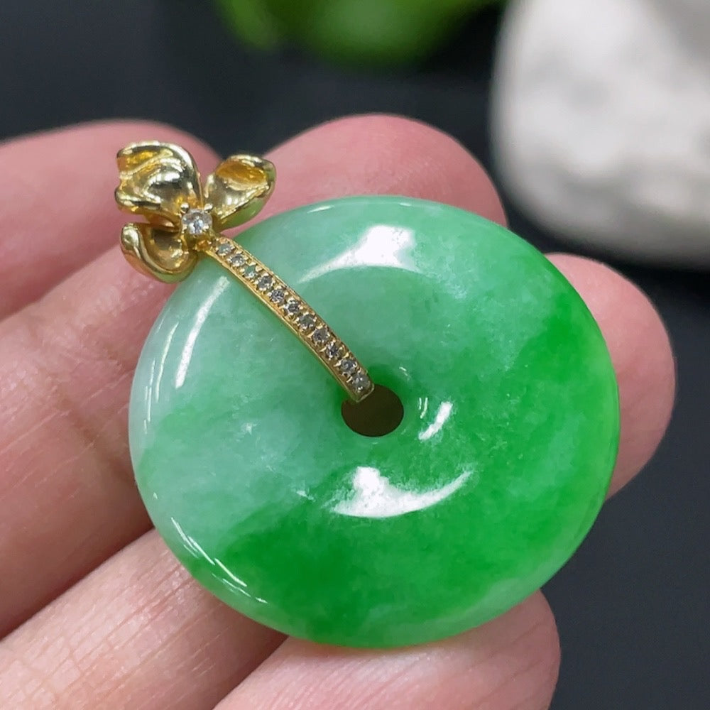 HUILIU HQ Jadeite pendant safety buckle with 18K gold accents and diamond details, approximately 5.75g.