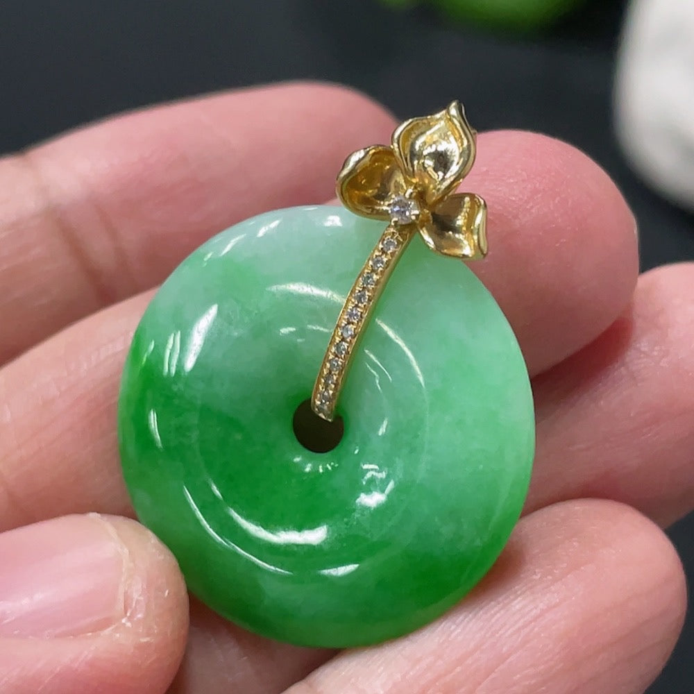 HUILIU HQ jadeite pendant safety buckle with 18K gold accents and diamond details, weighing approximately 5.75g.