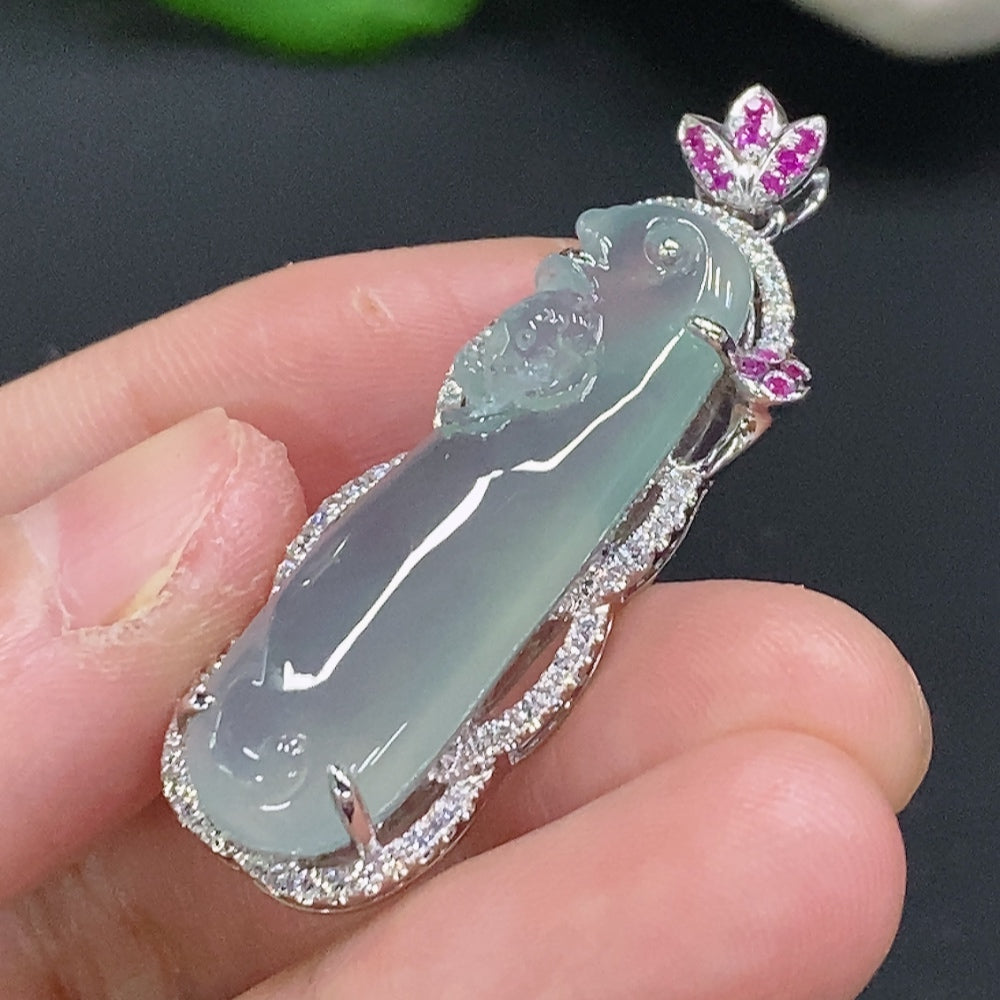 HUILIU HQ jadeite pendant with 18K gold setting, 7.5g, featuring colorless diamond accents in a luxurious jewelry design.