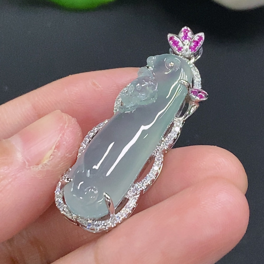 HUILIU HQ jadeite pendant with 18K gold setting, featuring colorless diamond accents and a total weight of about 7.5 grams.