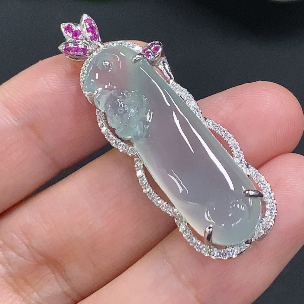 HUILIU HQ jadeite pendant with 18K gold setting, featuring colorless diamond accents and a total weight of approximately 7.5g.
