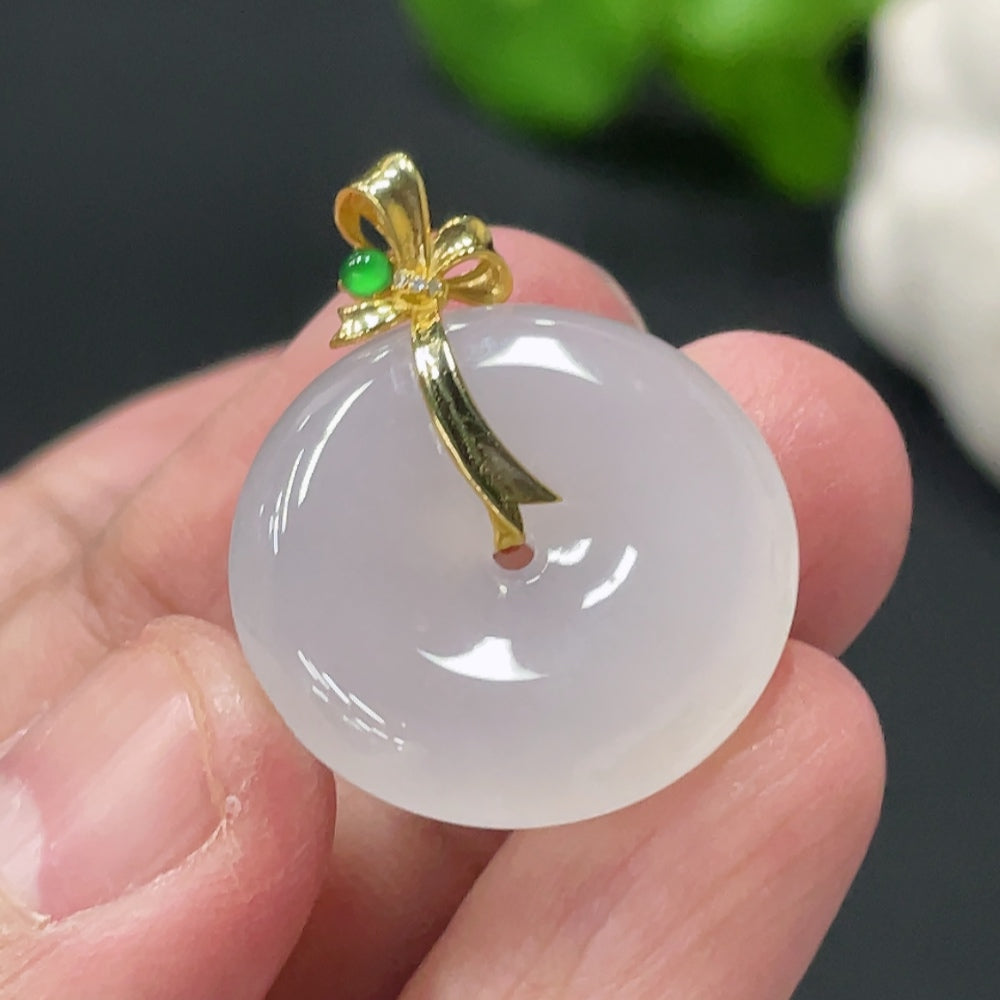 HUILIU HQ jadeite pendant with peace knot design, 18K gold accents, and diamond details, weighs approximately 5.15g.