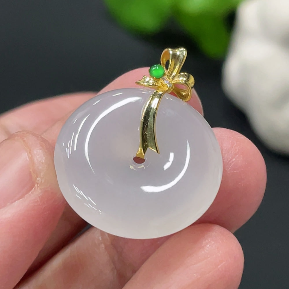 HUILIU HQ jadeite pendant with peace knot design, 18K gold accents, diamond details, weighing approx. 5.15g, elegant jewelry piece.