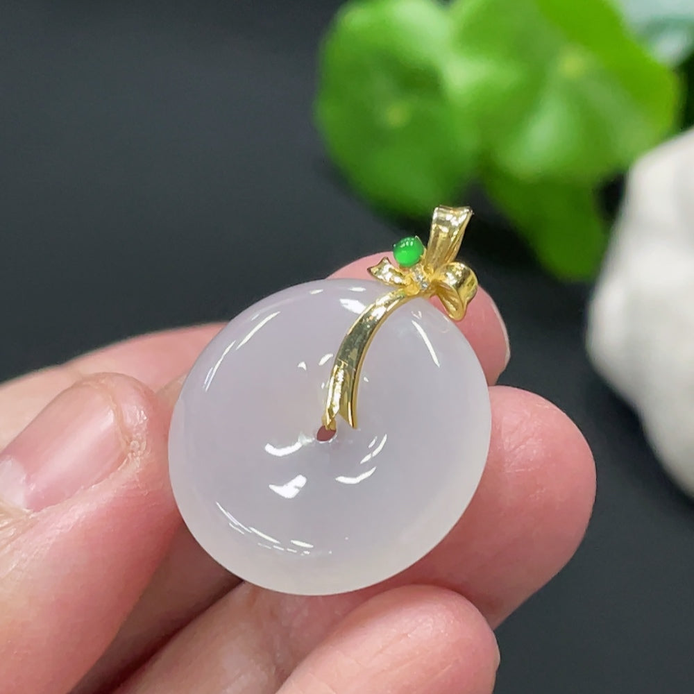 Jadeite pendant with peace knot design, 18K gold accents, diamond details, crafted by HUILIU HQ, weighs about 5.15g.