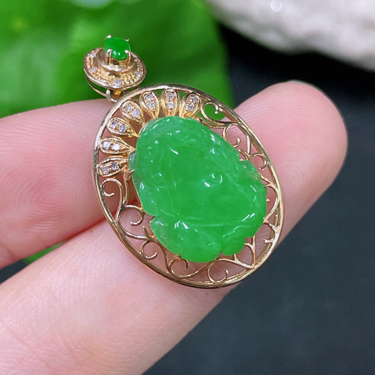 HUILIU HQ Jadeite Pi Xiu pendant with 18k gold inlay and diamond accents, weighs approximately 2.4g, showcasing intricate jade craftsmanship.