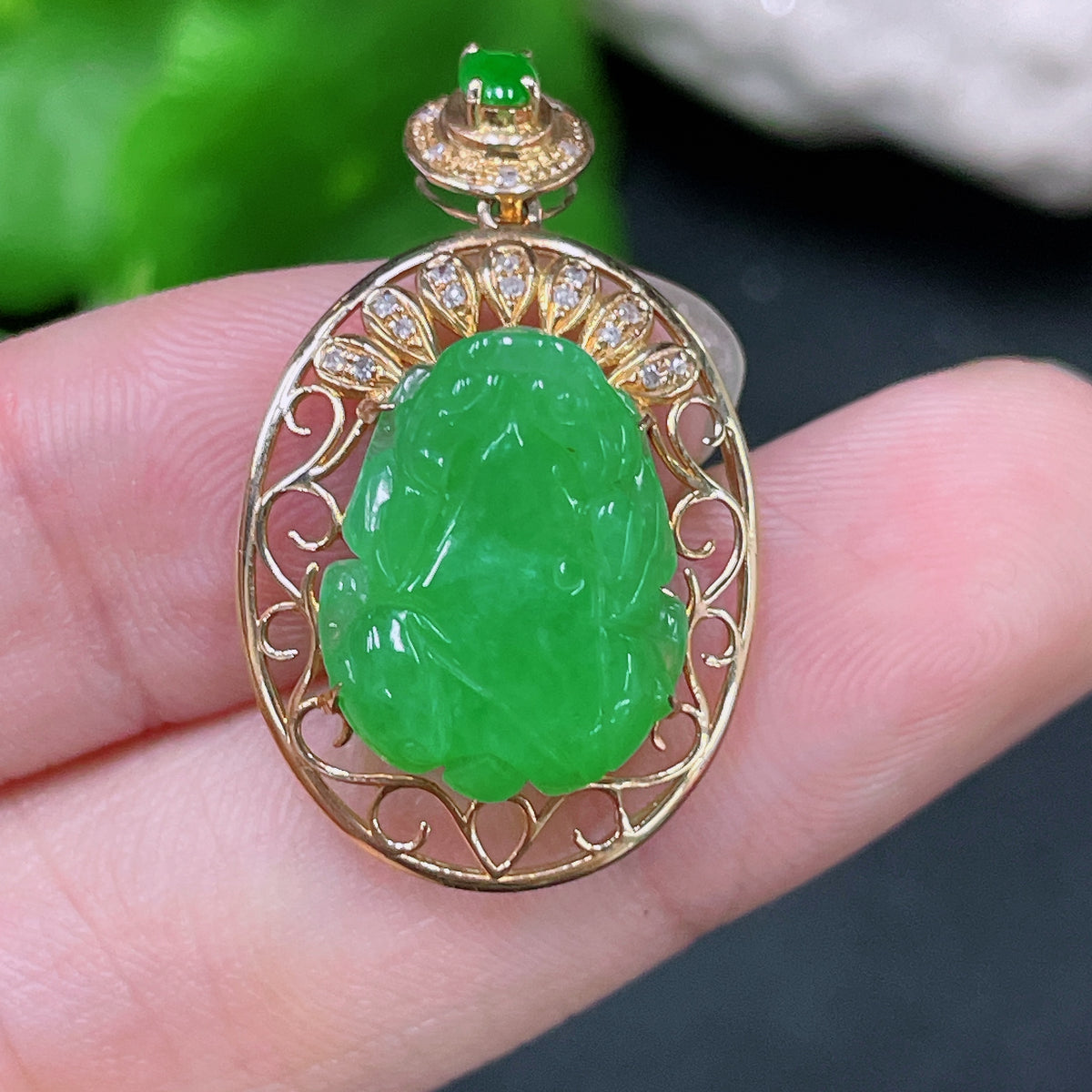 Jadeite Pi Xiu pendant with 18k gold inlay and diamond accents, crafted by HUILIU HQ, weighing approximately 2.4g.