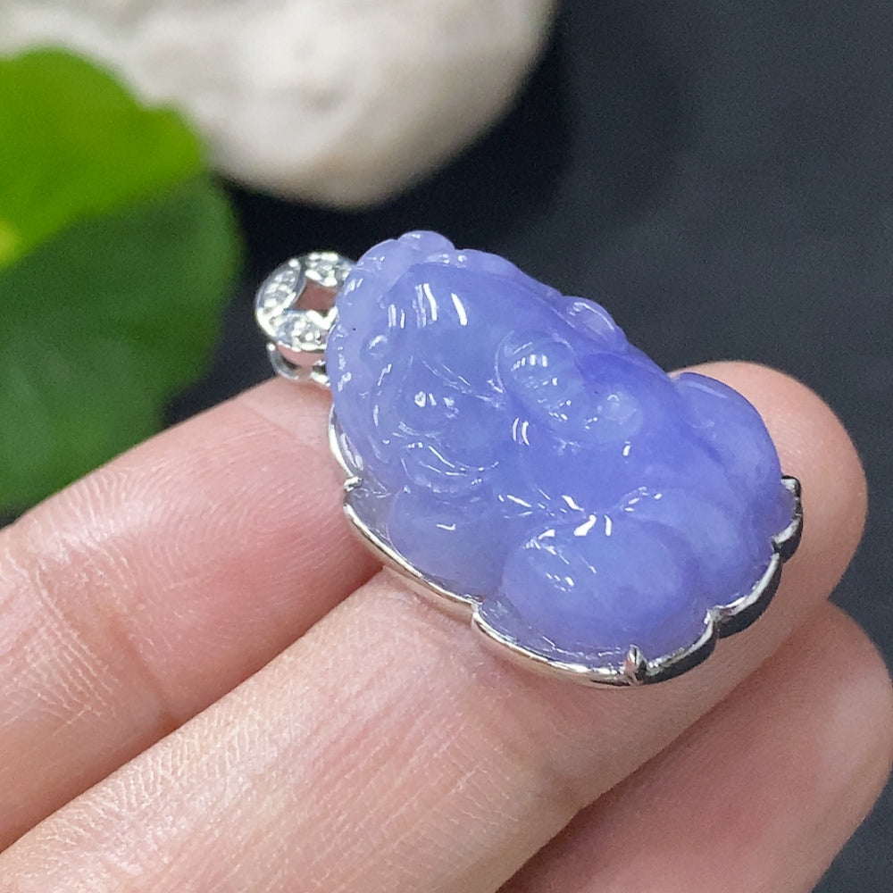 Jadeite Pixiu pendant with 18K gold accents and diamond details, crafted in jade, weighs about 6.4g, from HUILIU HQ.