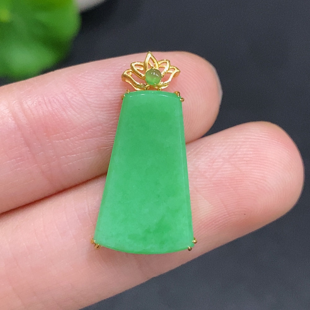 HUILIU HQ jadeite plain pendant necklace with 18K gold setting, lightweight jewelry piece, approximately 1.9 grams.