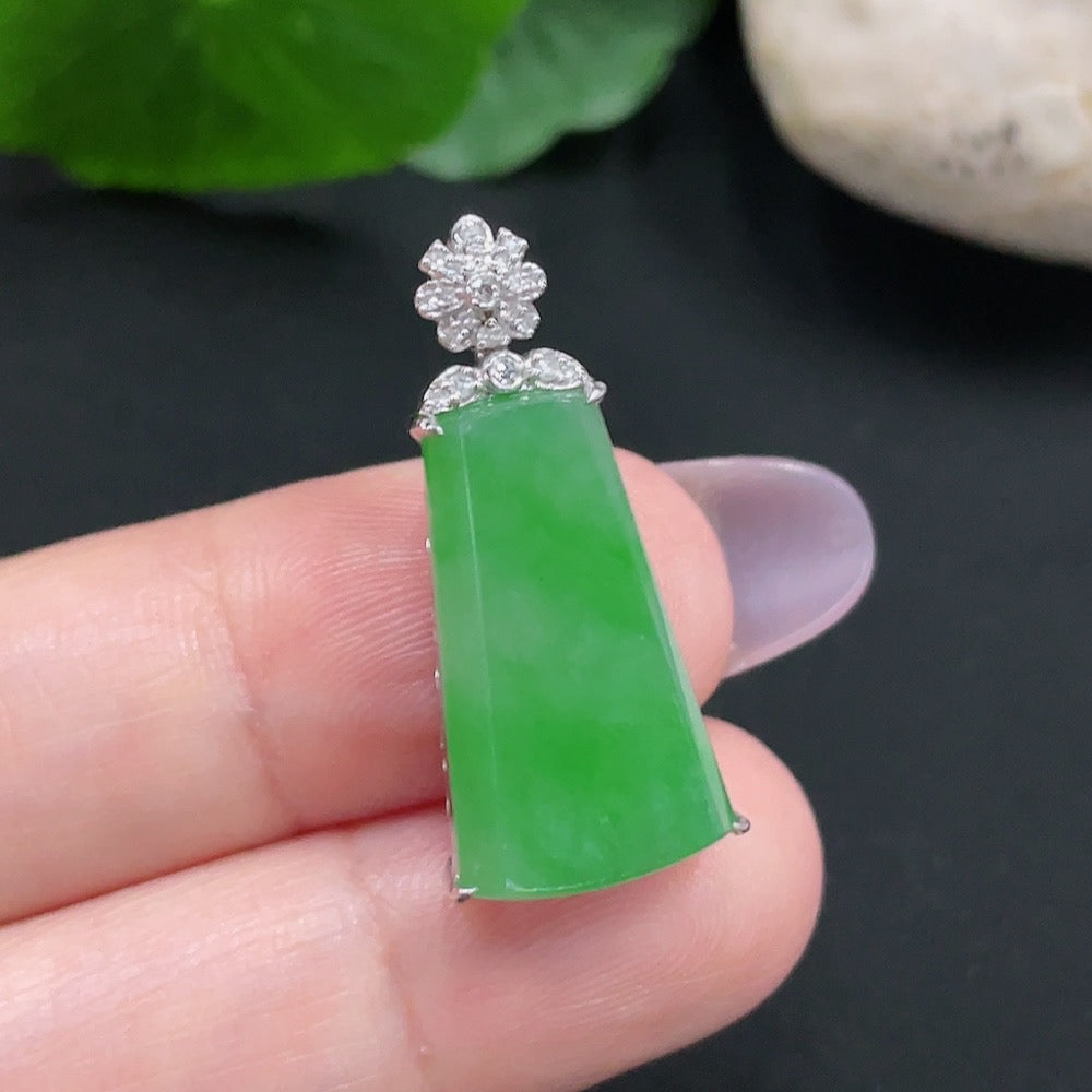 HUILIU HQ jadeite pendant necklace with 18K gold and diamond accents, featuring a smooth jadeite stone and elegant design.