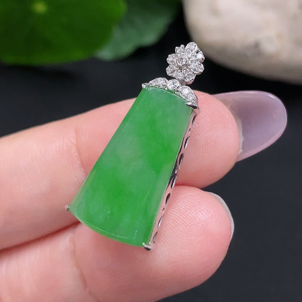 HUILIU HQ jadeite plain pendant necklace with 18K gold and diamond accents, showcasing a smooth jadeite pendant on a delicate chain