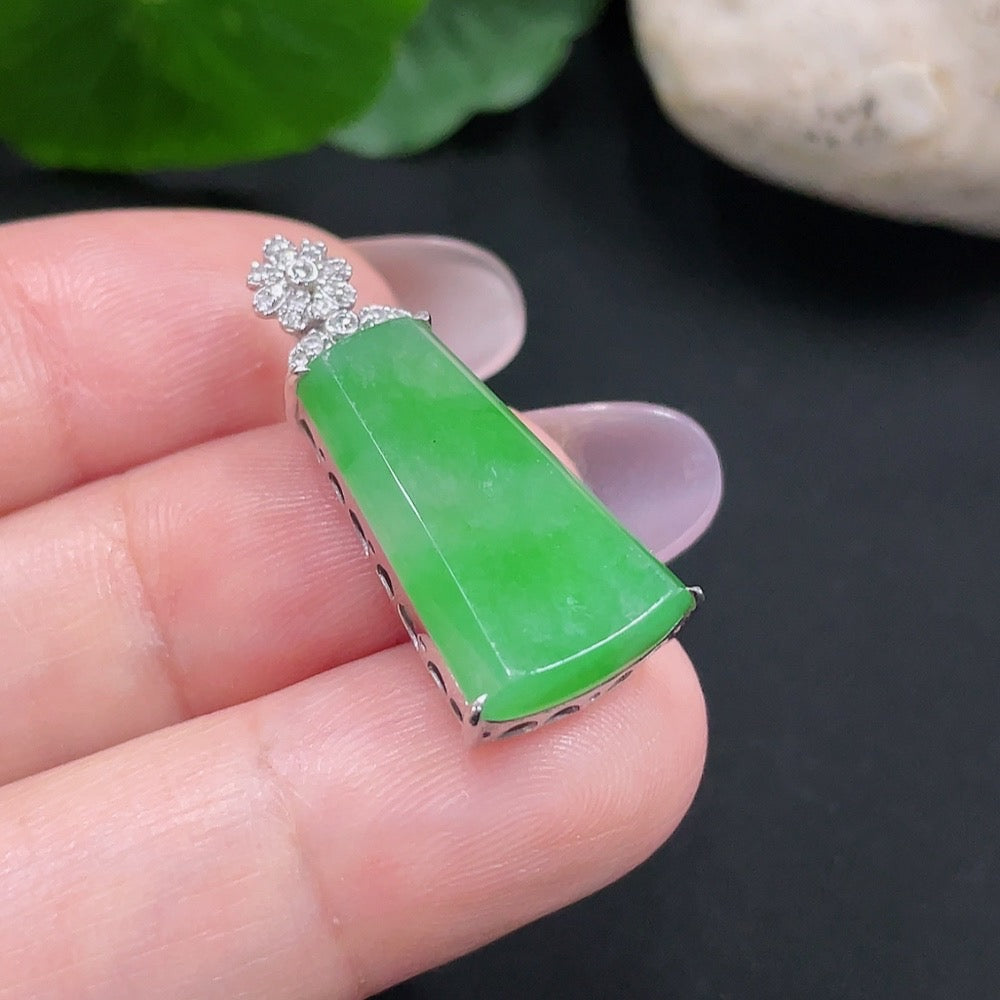 HUILIU HQ jadeite pendant necklace with 18K gold and diamond accents, showcasing a smooth, elegant jade pendant.