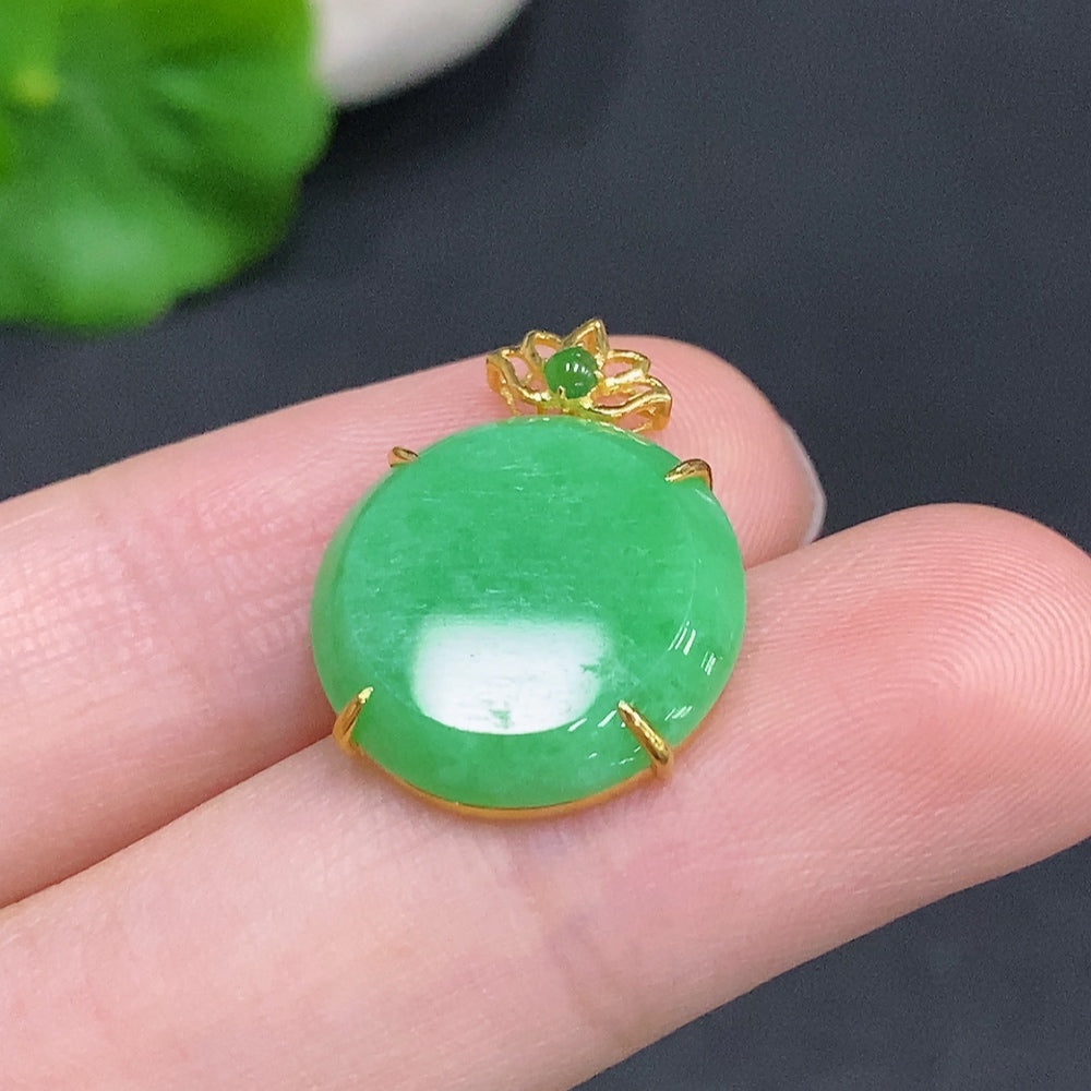 HUILIU HQ jadeite plain pendant with 18K gold, smooth jade surface, elegant jewelry piece, weight approx. 1.8g.