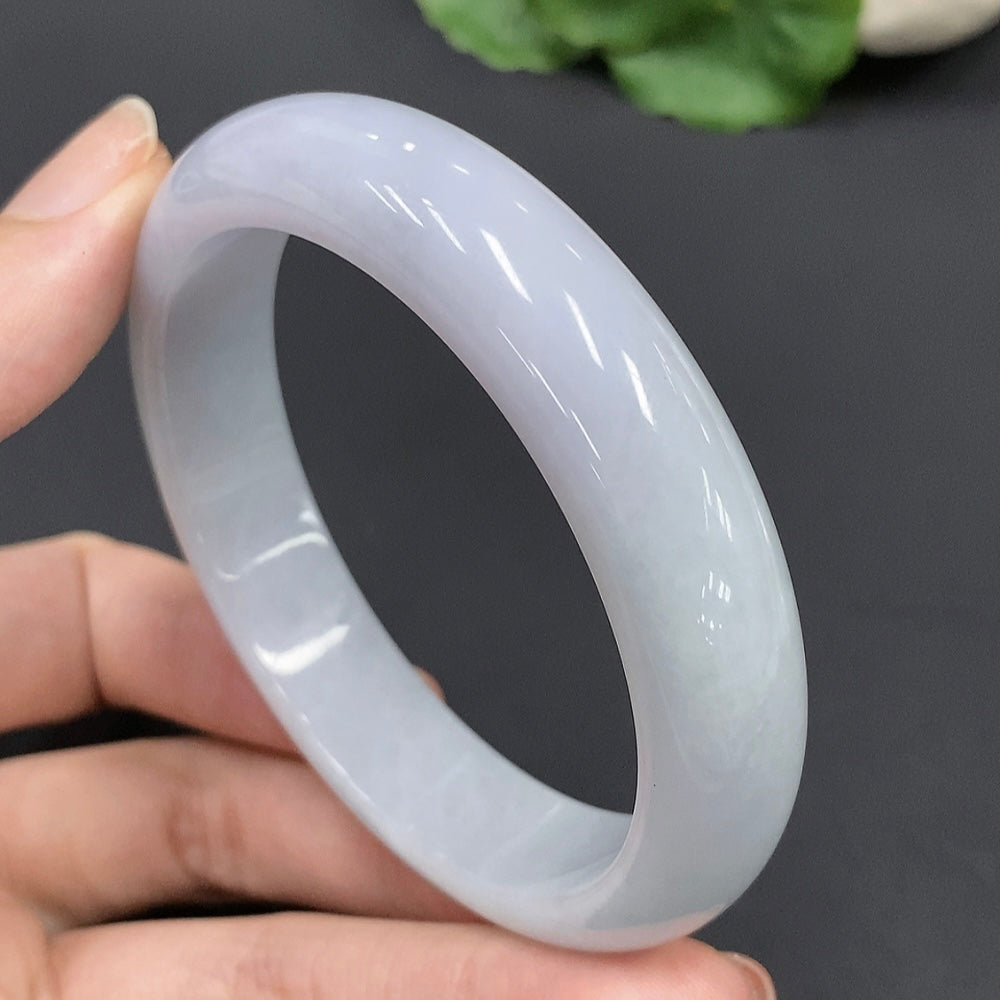 Huiliu HQ jadeite round bangle showcasing smooth, polished green jade with a glossy finish and Huiliu certification.