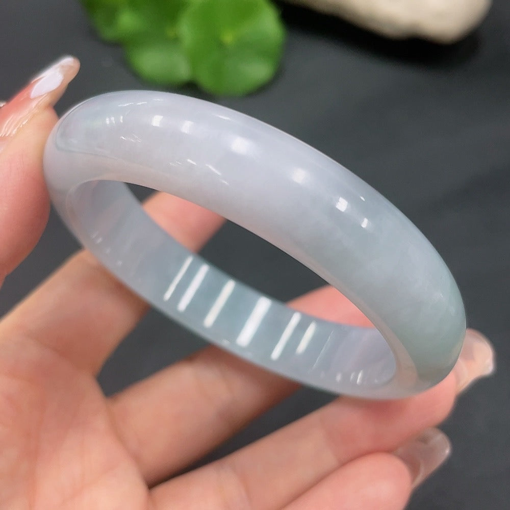 Huiliu certified jadeite round bangle showcasing smooth, polished green jade with natural translucency and elegant circular design.