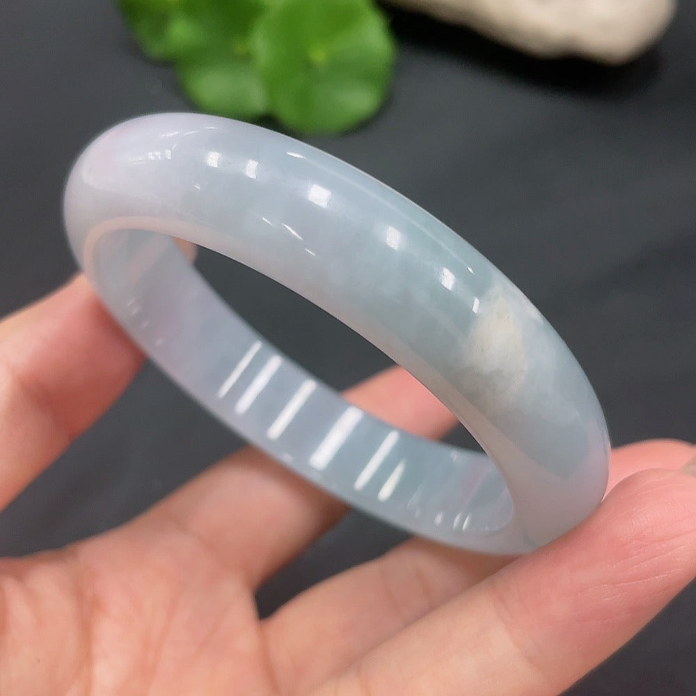 Huiliu certified jadeite round bangle with smooth, polished surface showcasing rich green color and traditional craftsmanship.