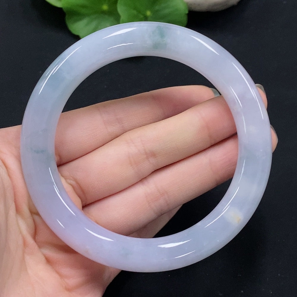 Huiliu Certified jadeite round bangle with smooth polished surface, showcasing the elegant green jade jewelry.