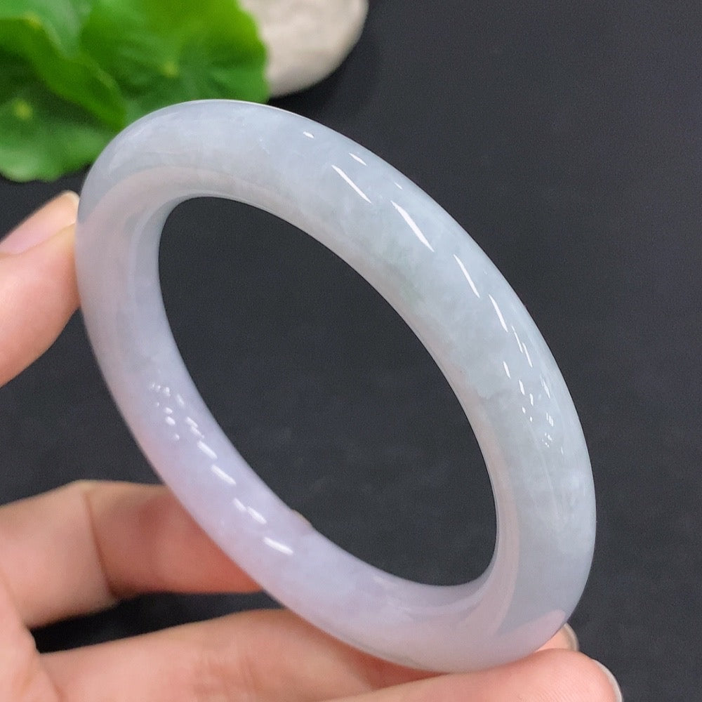 Huiliu Certified Jadeite round bangle showcasing smooth, polished green jade with a glossy finish and traditional craftsmanship.