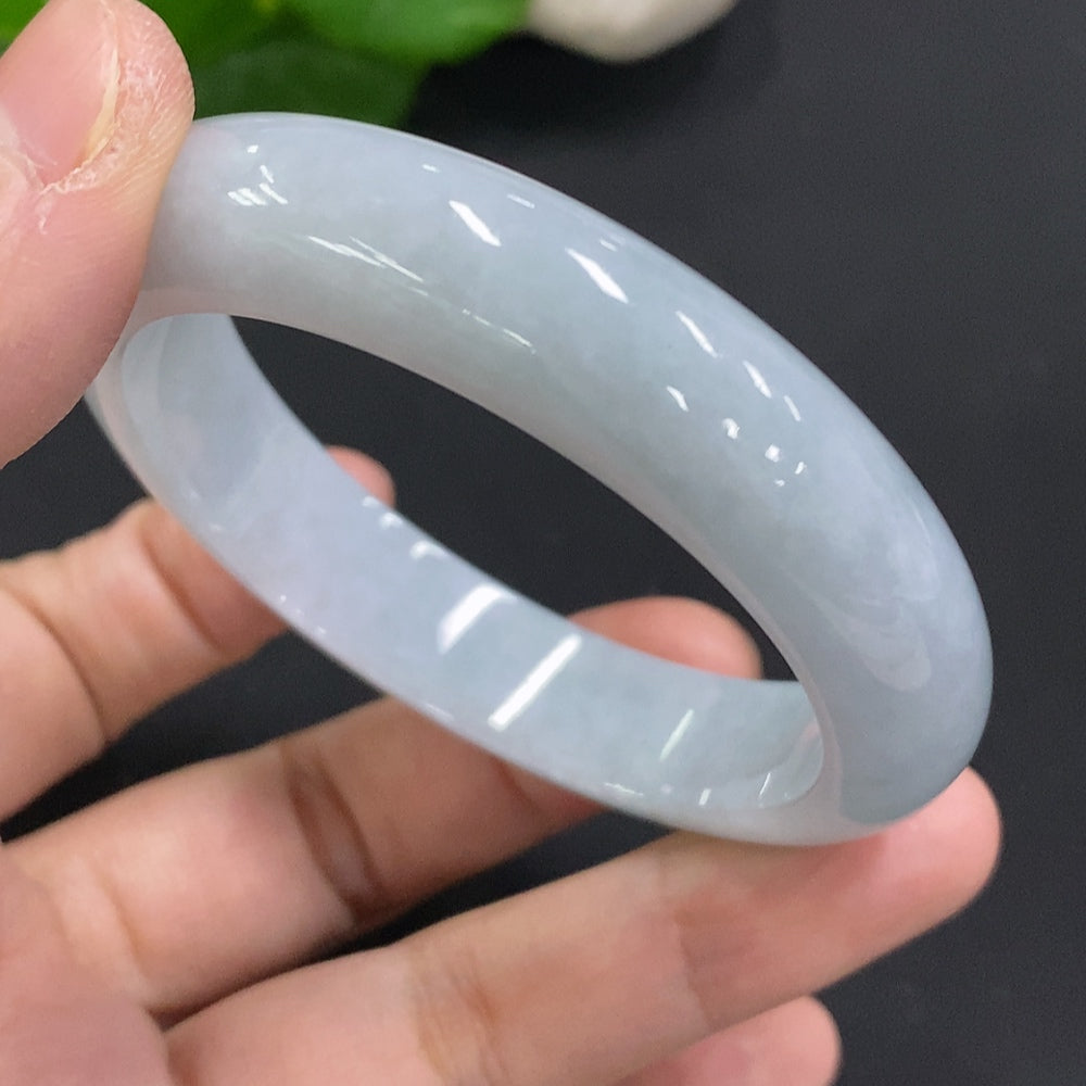 Huiliu Certified jadeite round bangle showcasing smooth, polished green jade with natural translucence and elegant craftsmanship.