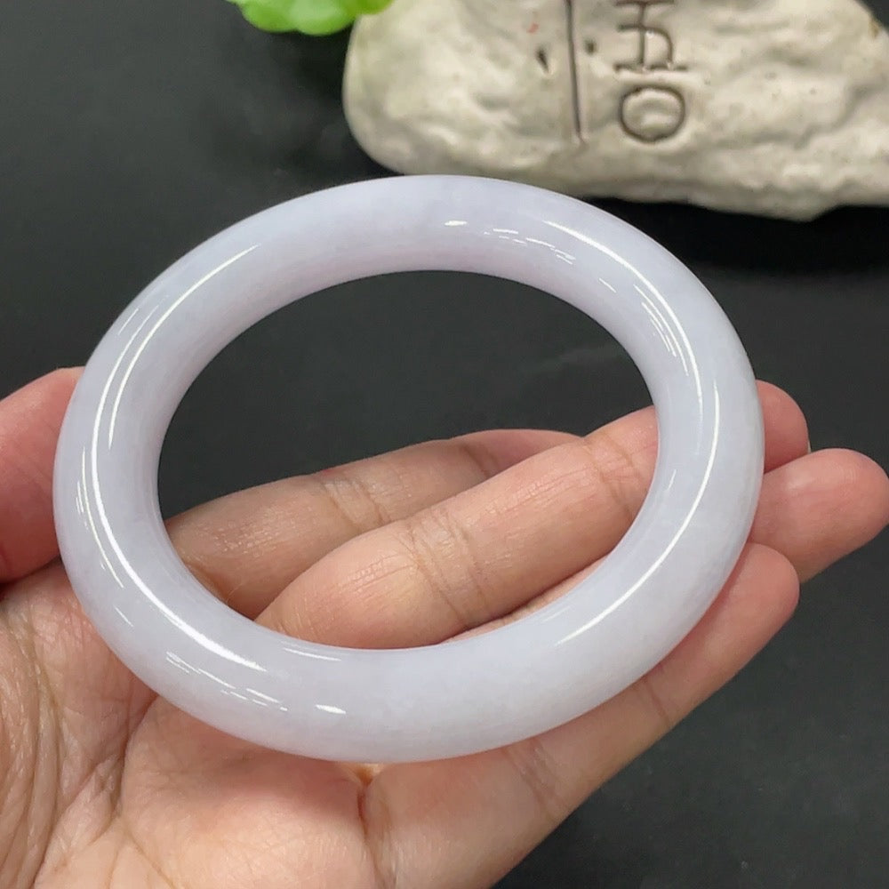 Huiliu HQ Jadeite round bangle in vibrant green jade, showcasing smooth polished surface and traditional craftsmanship.
