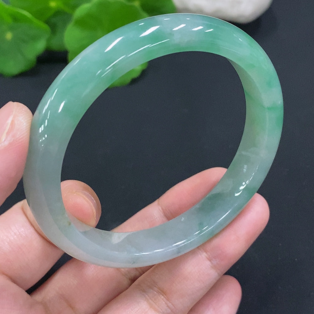 HUILIU HQ jadeite round bangle in size 55.6 with a total weight of 42.3g, showcasing smooth, polished jadeite craftsmanship.