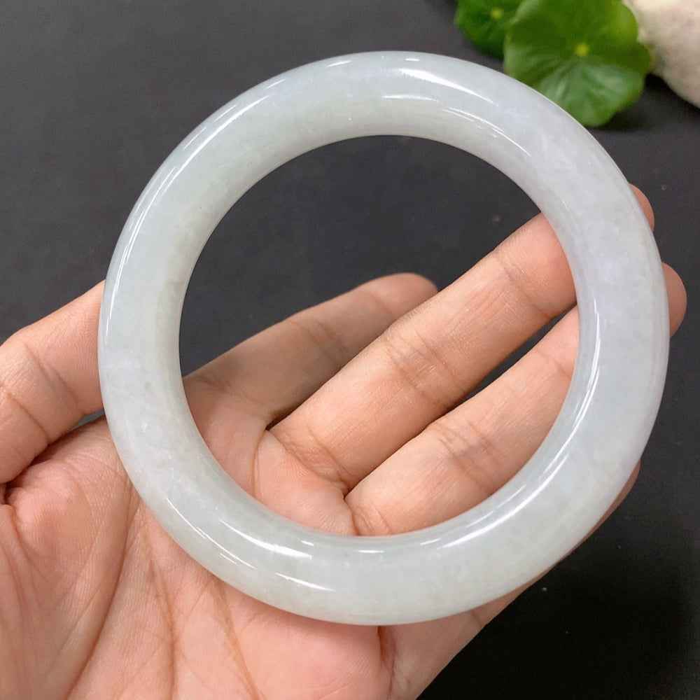 HUILIU HQ jadeite round bangle in size 59.2 with a total weight of 85.142g, showcasing smooth, polished jade surface.