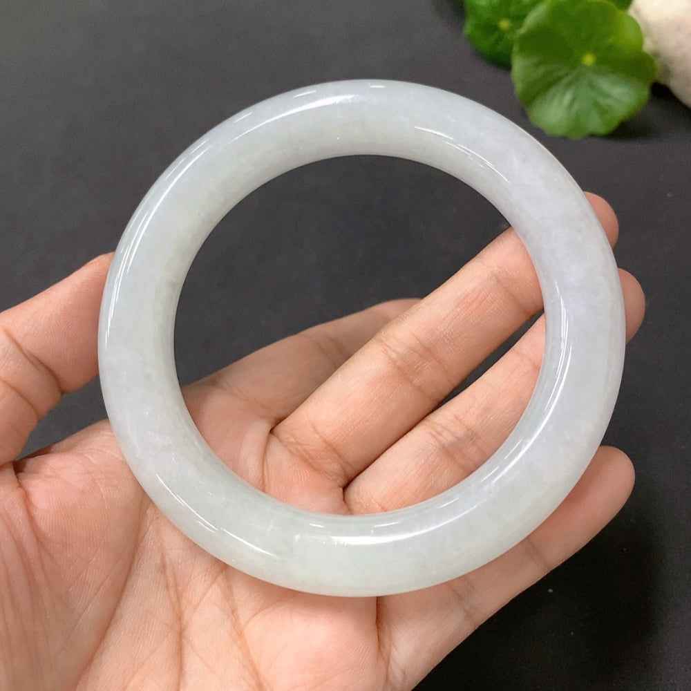 Jadeite round bangle in size 59.2 with 85.142g weight, crafted by HUILIU HQ, showcasing smooth, polished jade surface.