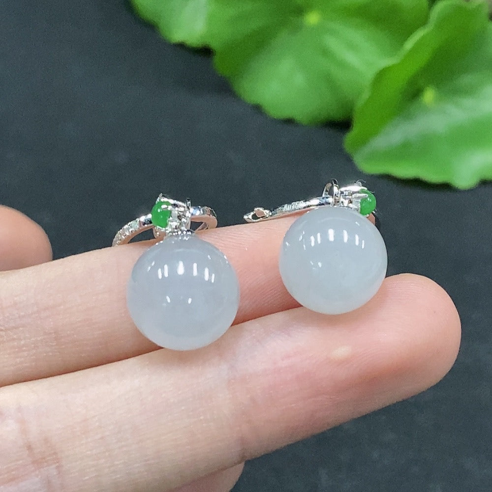 HUILIU HQ jadeite round bead earrings with 18K gold and diamond accents, showcasing elegant jewelry design and craftsmanship.