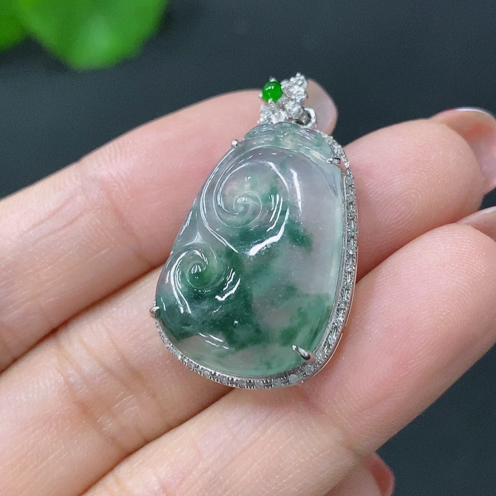 Jadeite Ruyi pendant in 18K gold with diamond accents, crafted by HUILIU HQ, weighing approximately 4.1 grams.